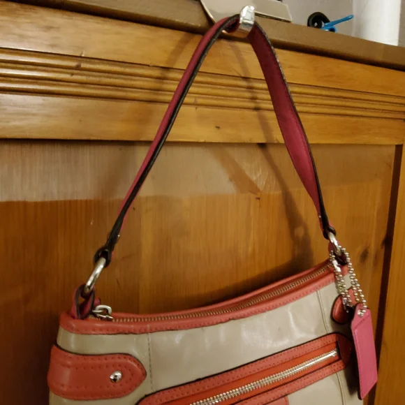 Coach Daisy Spectator Purse GUC - Picture 13 of 16